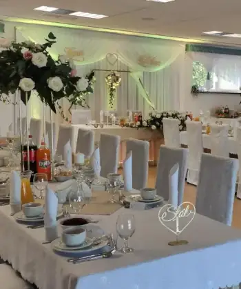 Widok wnętrza restauracji - stoły wystrojone